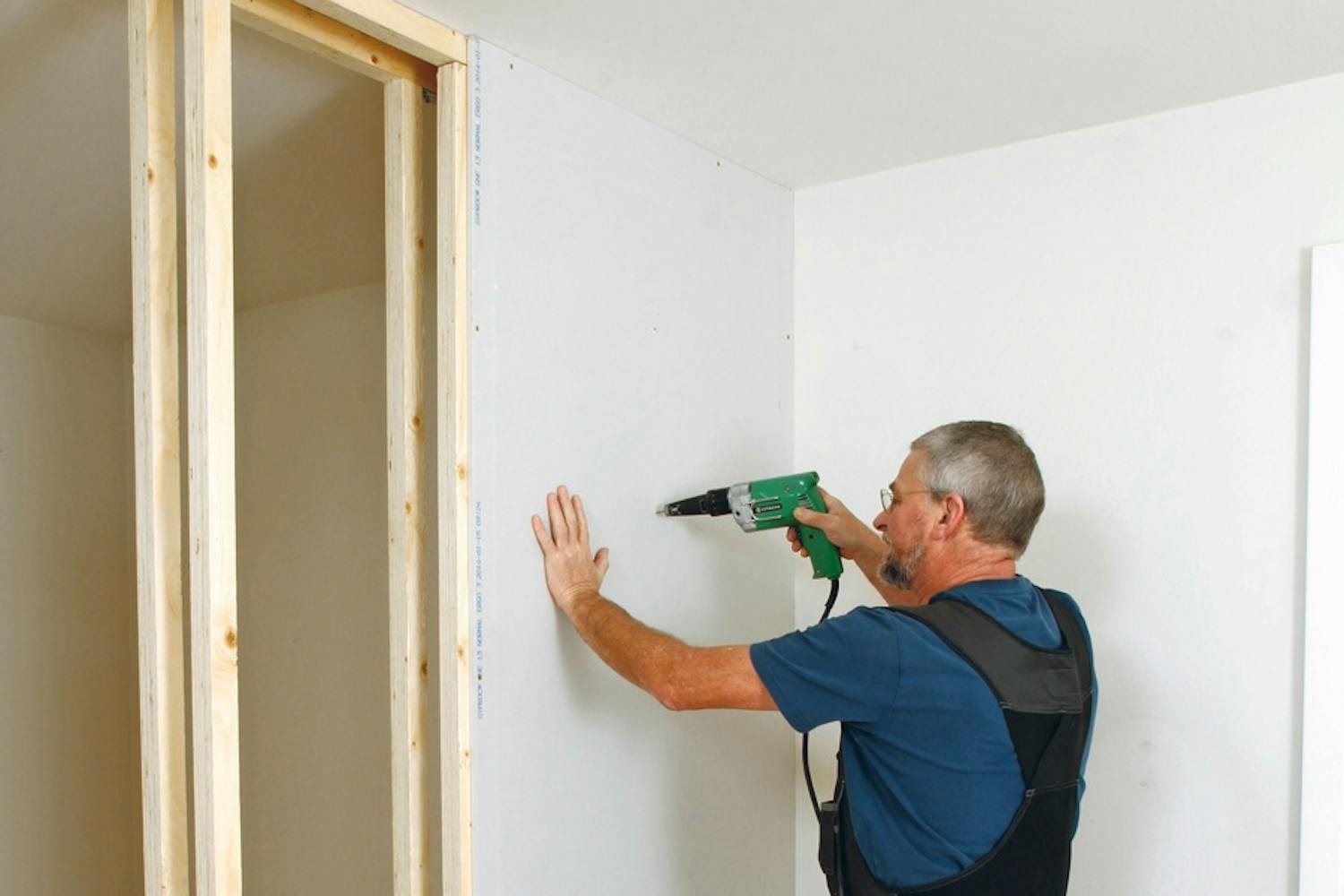 Puiset väliseinätolpat ovat halvempia kuin teräsrangat. Puiset väliseinätolpat ovat halvempia kuin teräsrangat.